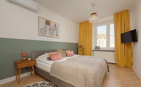 Apartment For 6 People Near Royal Baths Park By Renters Prestige